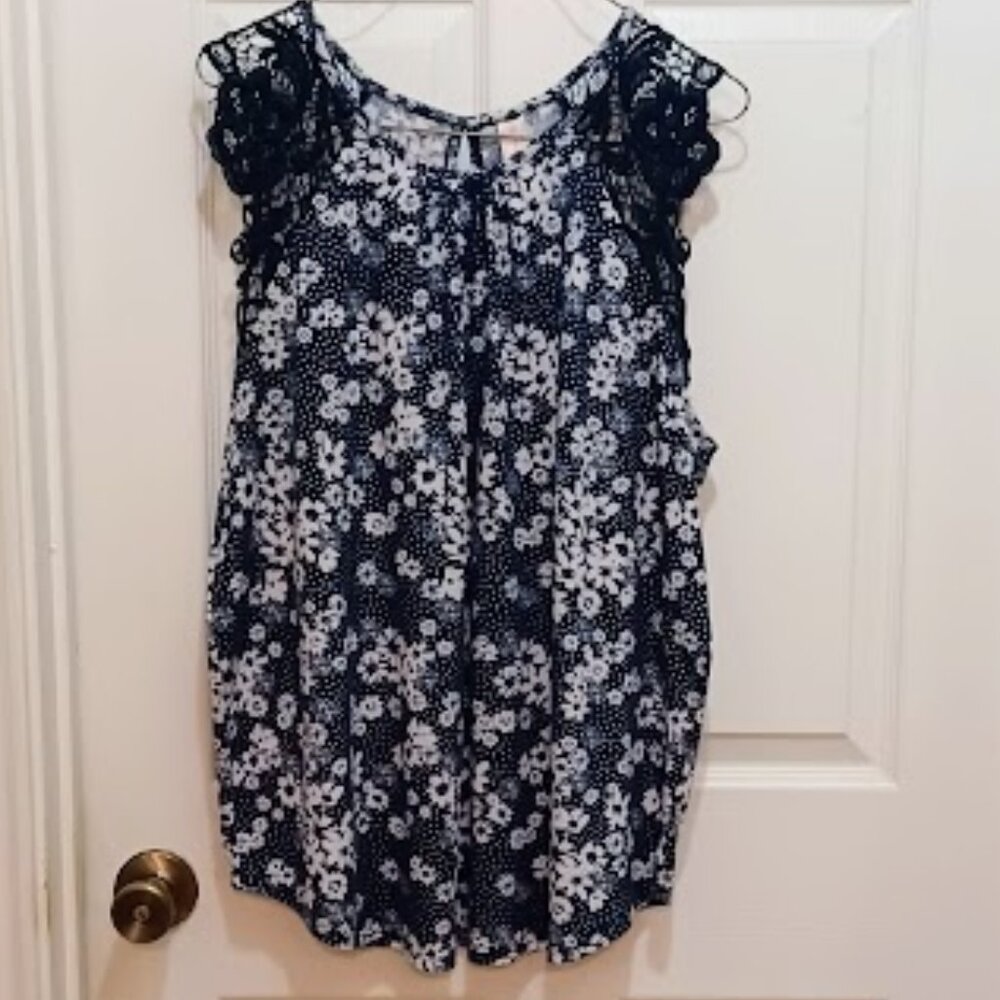 No Boundaries XXXL Navy top w/white flowers & navy lace sleeves